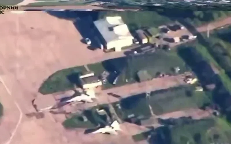 Скриншот відео Генштабу ЗСУ: ураження МіГ-29 та «Панцир-С1» на аеродромі «Халіно»