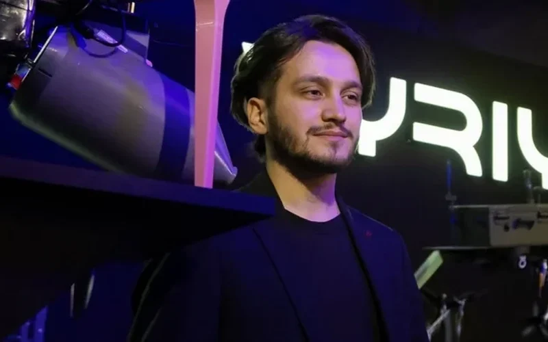 Офіс компанії Vyriy Industries та пачки гривень як позначення повернутих коштів