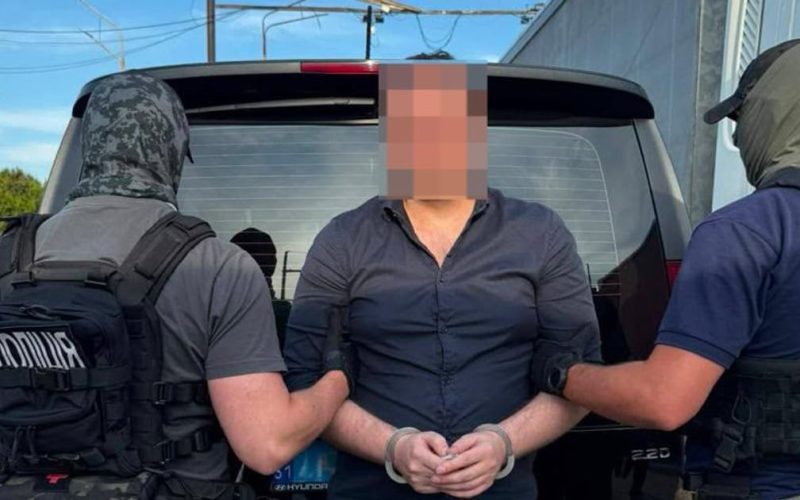 Передача екстрадованого екснардепа українським правоохоронцям, фото з Facebook Руслана Кравченка