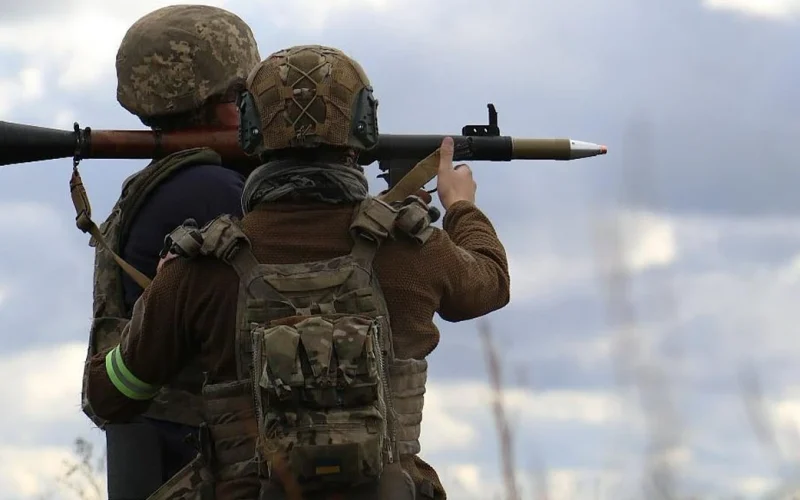 Схематика лінії фронту з виділеними Покровським і Костянтинівським напрямками
