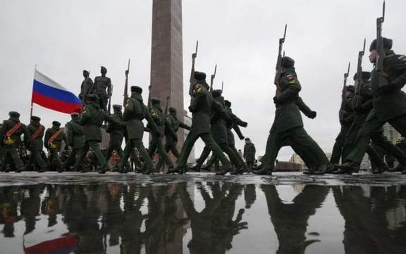 Спалена російська військова техніка на тлі поля бою (ілюстративне фото Associated Press)
