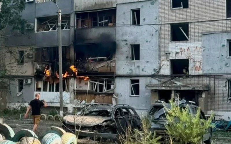 Пошкоджена багатоповерхівка в Павлограді після удару