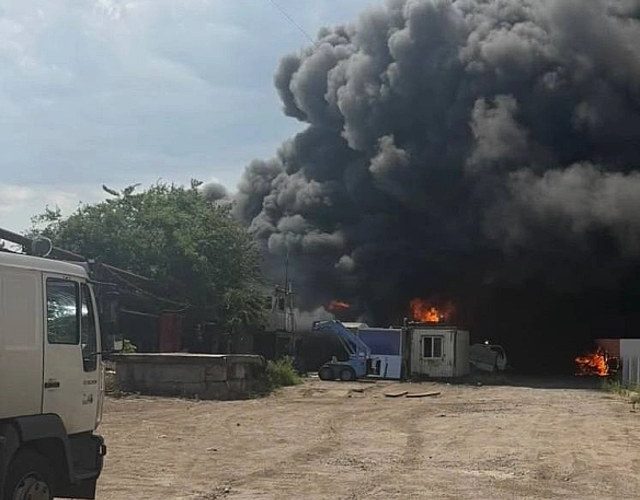 Наслідки удару по цивільному підприємству в Одесі, масштабна пожежа господарської техніки та пошкоджена газова магістраль