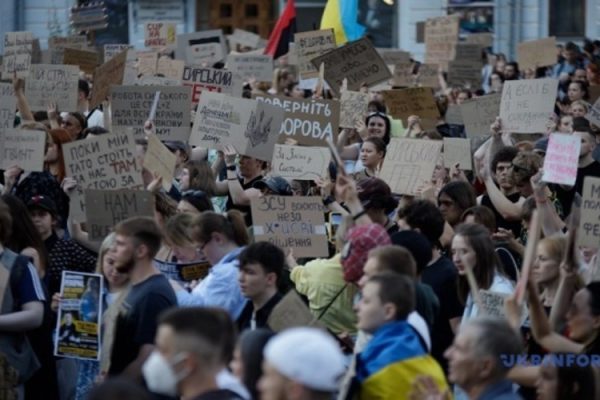 Хто стоїть за п’ятим днем протестів у Києві та містах України