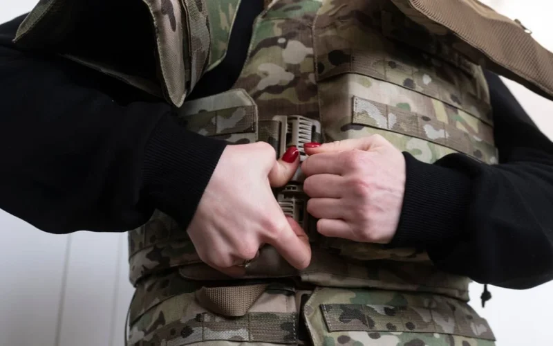 Військовослужбовиця у бронежилеті, адаптованому до жіночої анатомії, з камуфляжним малюнком ММ-14