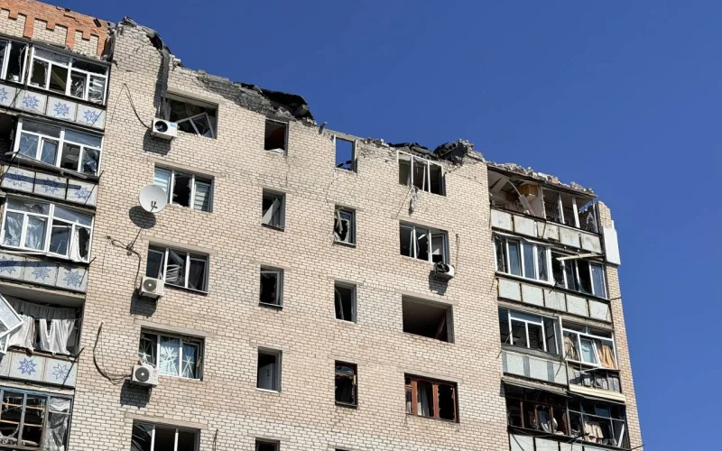 Наслідки авіаудару по Краматорську: пошкоджені багатоповерхівки та інфраструктурний об'єкт