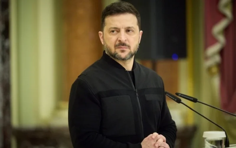 Президент Володимир Зеленський під час спілкування з послами України