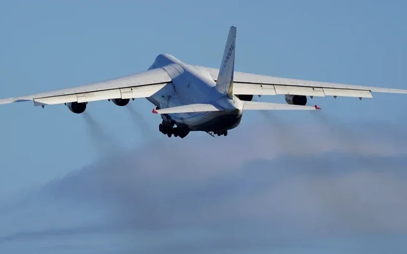 Поліцейські авто біля українського Ан-124-100 (Руслан) із бортовим номером UR-82072 в аеропорту Лейпциг/Галле