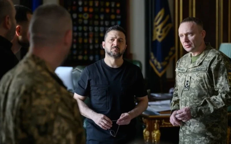 Президент Володимир Зеленський під час зустрічі з українськими військовими