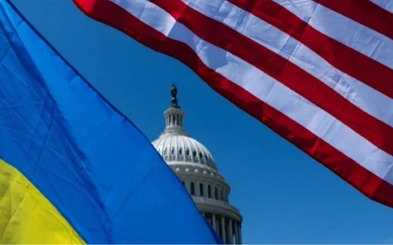 Дональд Трамп на тлі архівного фото