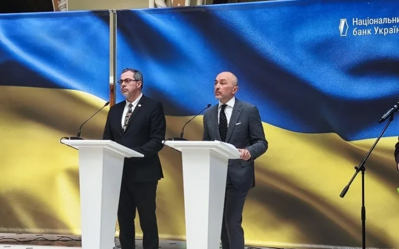 Голова НБУ Андрій Пишний та посол України при Святому Престолі Андрій Юраш представляють ідею випуску пам'ятної монети