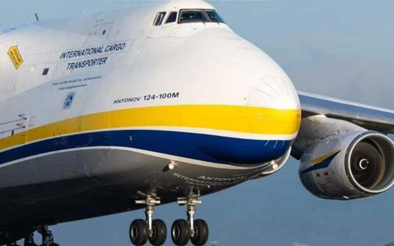 Український вантажний літак Ан-124 «Руслан» на летовищі після інциденту з безпілотником.