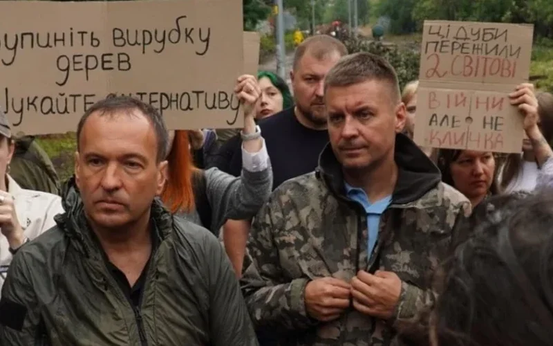 В. о. першого заступника голови КМДА Петро Пантелеєв під час мітингу на Теремках у Києві, 8 серпня 2026 року