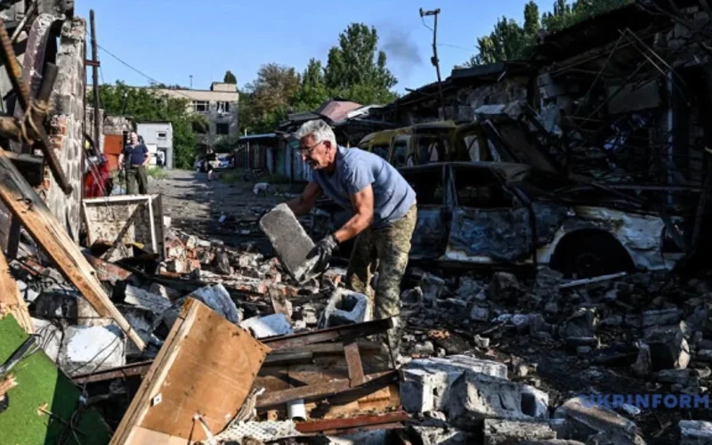 Рятувальники ліквідовують пожежу на місці влучання в Запоріжжі після нічного ракетного удару 11 серпня 2026 року