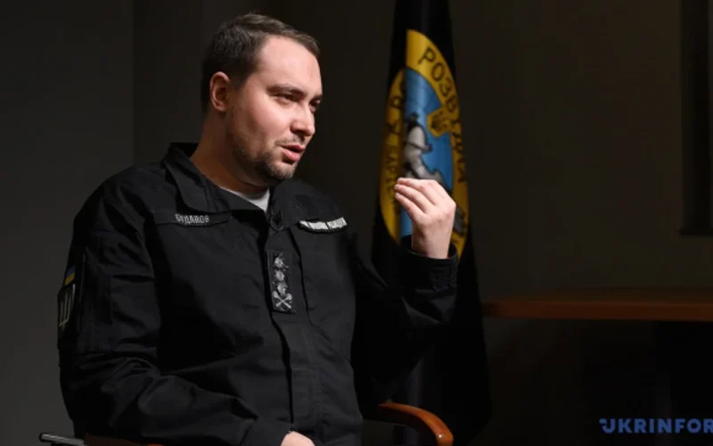 Кирило Буданов під час інтерв'ю у студії телемарафону