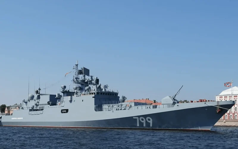 Пошкоджені російські військові кораблі в порту Новоросійська після удару
