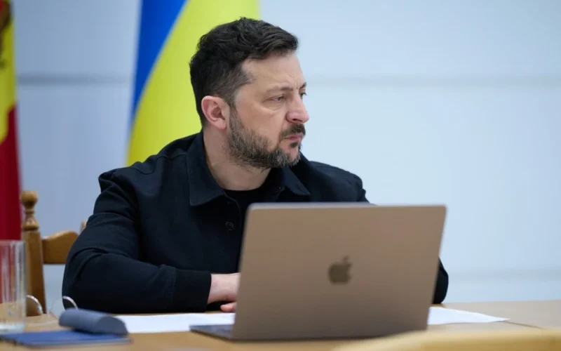 Володимир Зеленський під час інтерв'ю та ілюстративне фото пускової установки Patriot
