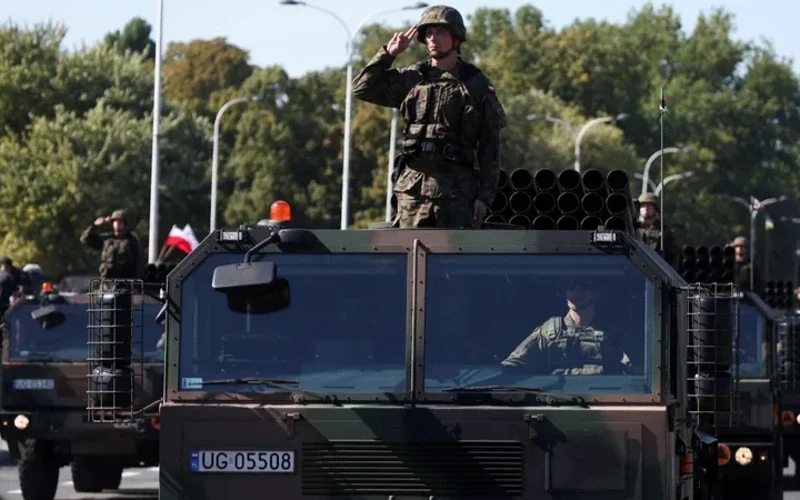 Польські військові на самохідній реактивній системі залпового вогню під час параду у 2023 році