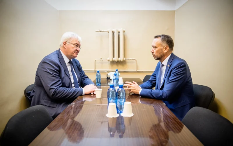 Андрій Сибіга та Максим Прево під час переговорів в укритті Міністерства закордонних справ