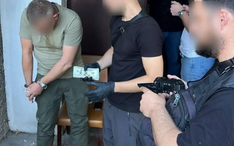 Затриманий начальник Миколаївського обласного ТЦК та СП та виявлена готівка під час затримання (фото Офісу Генерального