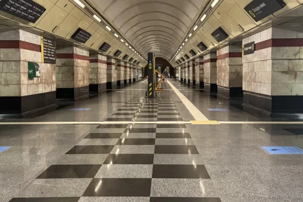На «Сирці» нанесли розмітку чотирьох зон для пасажирів під час тривог