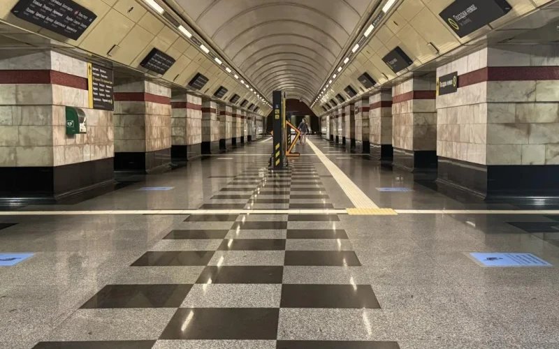 Навігаційні наліпки на платформі станції метро «Сирець» із позначенням 4 зон розміщення людей під час використання станції як