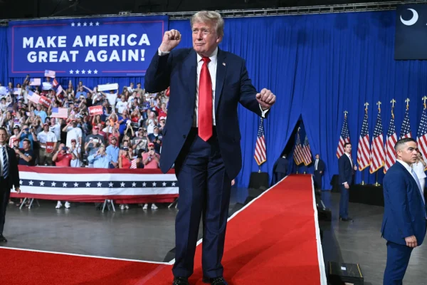 Трамп у Мертл-Біч виступив поряд із Дарлін Грем і заявив про Ормузьку протоку