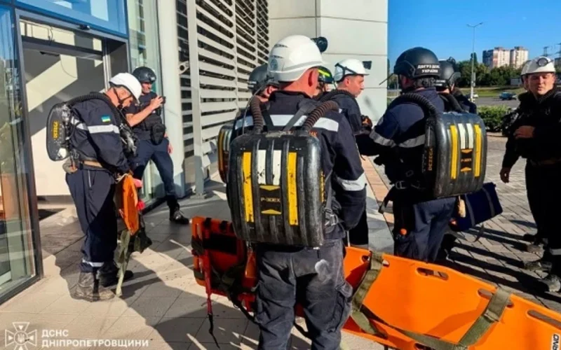 Пошкоджена будівля найбільшого ТЦ Кривого Рогу після подвійного удару 21 серпня, рятувальні служби на місці.