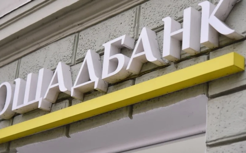 Броньовані інкасаторські фургони Ощадбанку із вилученими готівкою та золотом на тлі угорського кордону