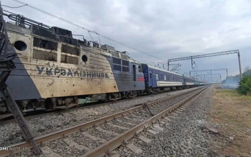 Наслідки удару по пасажирському потягу №147 та кадри евакуації в Одеській області