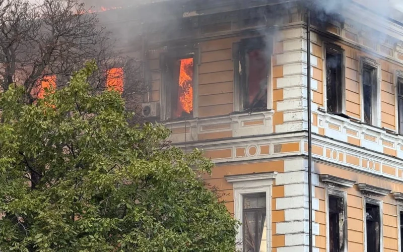 Пошкоджена будівля Президії НАН України на вулиці Володимирській після удару дрона