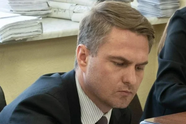 Поїздка Кравченка до Парижа та відставка: що вже відомо