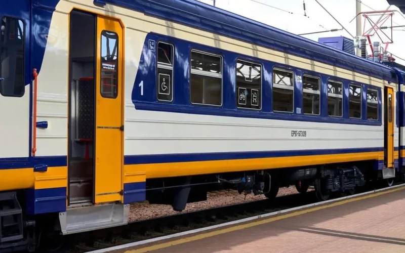 Вагон пасажирського потяга Укрзалізниці