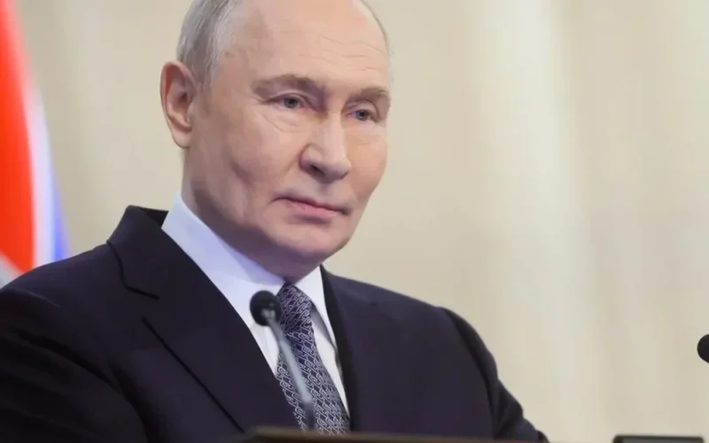 Володимир Путін у Кремлі на тлі підготовки до поїздки на форум АТЕС у Китаї та запланованої участі Дональда Трампа у саміті