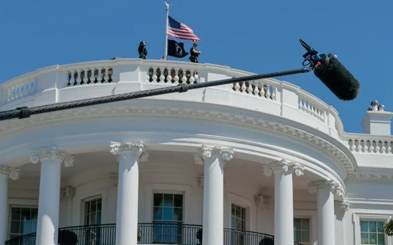 Дональд Трамп на тлі прапора США