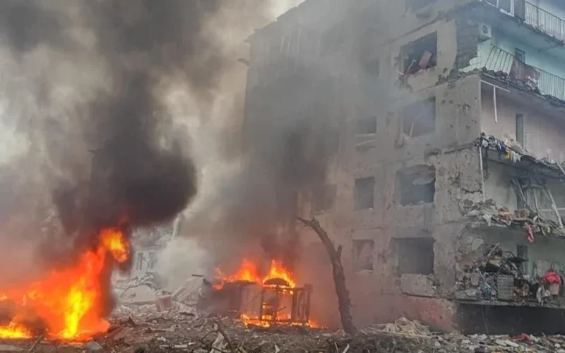Наслідки авіаудару по Олександрівці Донецької області: зруйновані та пошкоджені багатоповерхівки і приватні будинки