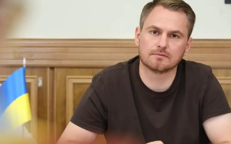 Президент Володимир Зеленський підписує указ про виведення Руслана Кравченка зі складу РНБО