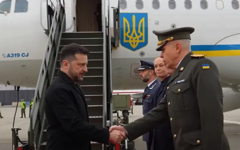 Літак президента України Володимира Зеленського приземляється в Осло, президент зходить трапом на злітну смугу