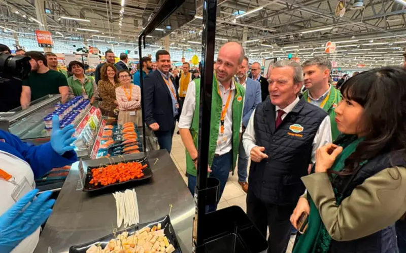 Герхард Шредер виступає перед працівниками гіпермаркету «Гіперглобус» у Москві