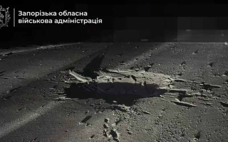 Вирва та наслідки російського удару по мосту через Дніпро в Запоріжжі, 6 жовтня 2026 року (фото з Telegram-каналу Михайла