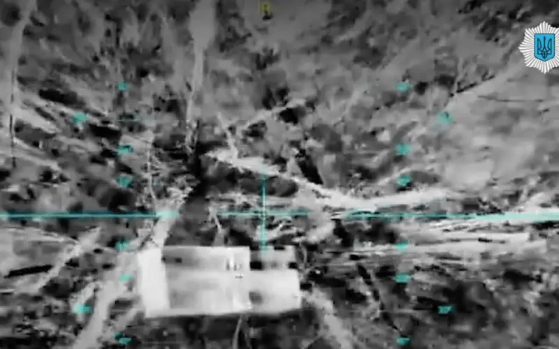 Посилки з гуманітарною допомогою, які скидають з дронів на територію окупованих Олешок