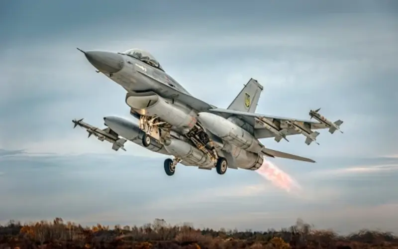 Багатоцільовий винищувач F-16 на тлі повітряного простору