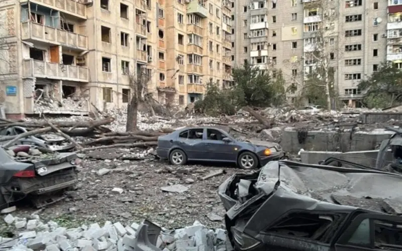 Наслідки ракетної атаки на Кременчук, пошкоджені житлові будинки (фото ДСНС / «Суспільне. Полтава»).