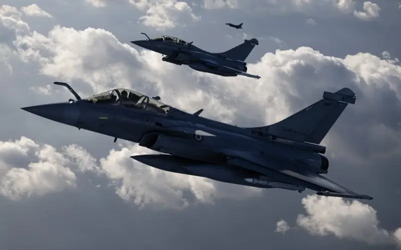 Два французькі винищувачі Rafale у повітрі під час навчань Volfa 2025, вересень 2025 року