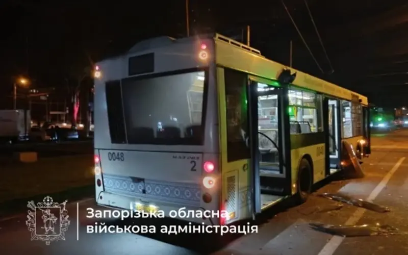 Пошкоджені могили та розбиті памʼятники на кладовищі у Рівному після удару 20 жовтня