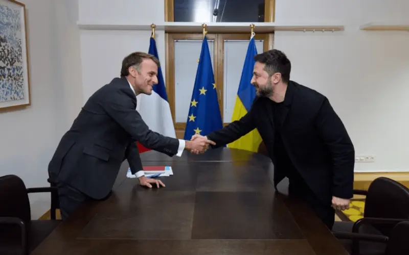 Володимир Зеленський під час зустрічі з президентом Франції Емманюелем Макроном у Брюсселі