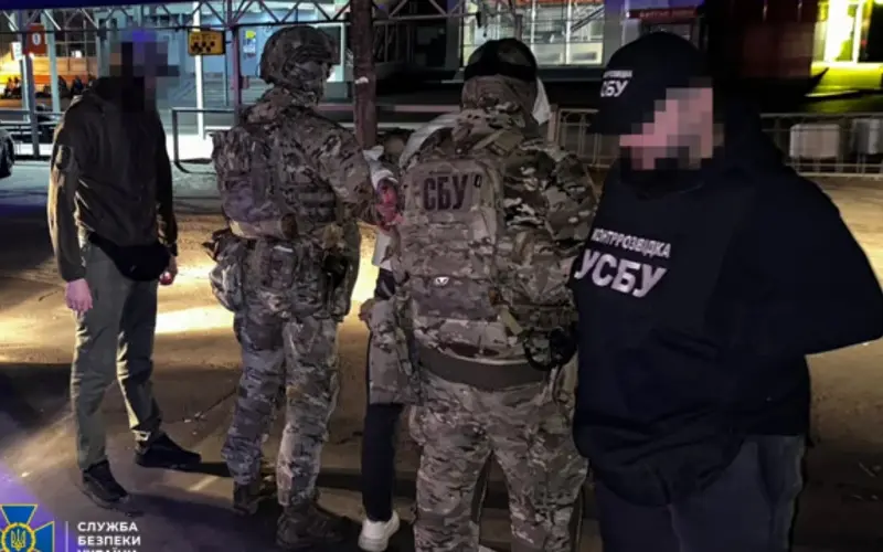 Правоохоронці СБУ під час затримання агента та вилучення вибухового пристрою на автовокзалі у Рівному