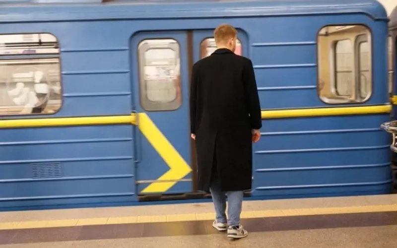 Станція Київського метрополітену під час тимчасової зупинки руху