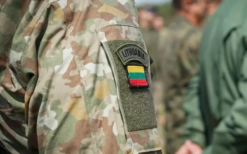 Робертас Каунас, міністр оборони Литви (фото з Facebook політика); фото ілюстративне: U.S. European Command