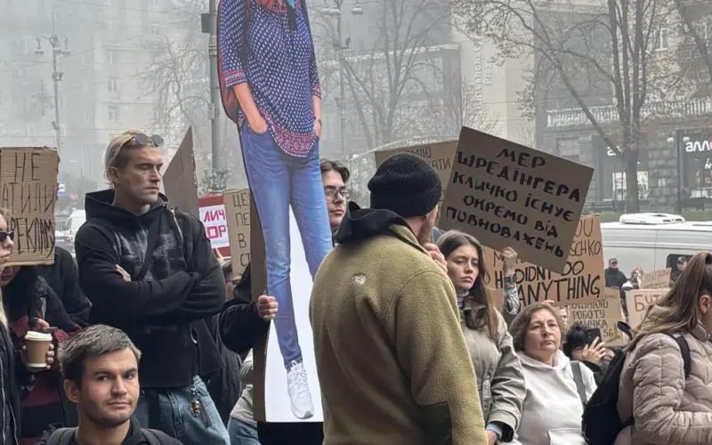 Учасники мітингу біля будівлі КМДА тримають плакати проти Кличка, зокрема «Мер чи мародер?», «Кличка у відставку!», «Кличко —